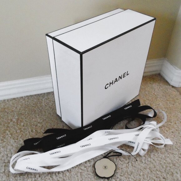 Chanel empty box with ribbons and ornament - Picture 4 of 8